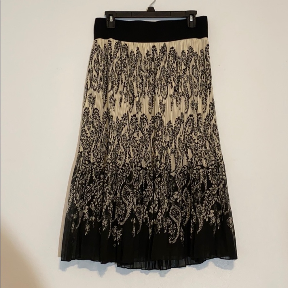 🦋Metro Wear Black and Creme Pleated Skirt